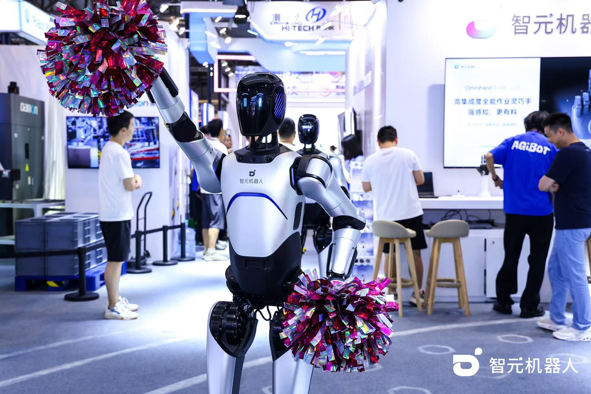 okooo澳客機器人 WAIC 首日展臺火爆，機器人家族集體打工忙不停